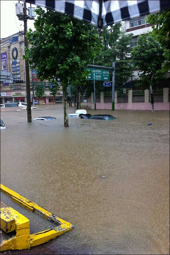 서울 서초구 우성아파트앞. 길을 건널수 없는 상황입니다. 차는 완전히 물에 잠겼습니다. (엄지뉴스 전송: 1919님)