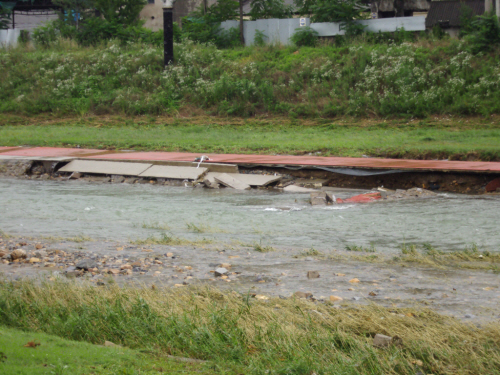 2년여만에 다시 옥계교 우안 산책로는 붕괴되었다. 물길을 막은 시설물들은 언제든 이렇게 다시 무너질 가능성이 잔존하고 있는 것이다.