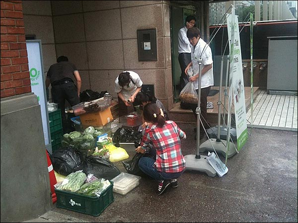 강남역 일대 일부 빌딩이 정전돼 식당 종업원들이 냉장고에 있던 식재료를 급히 옮기고 있다. (엄지뉴스 전송: 5429님)