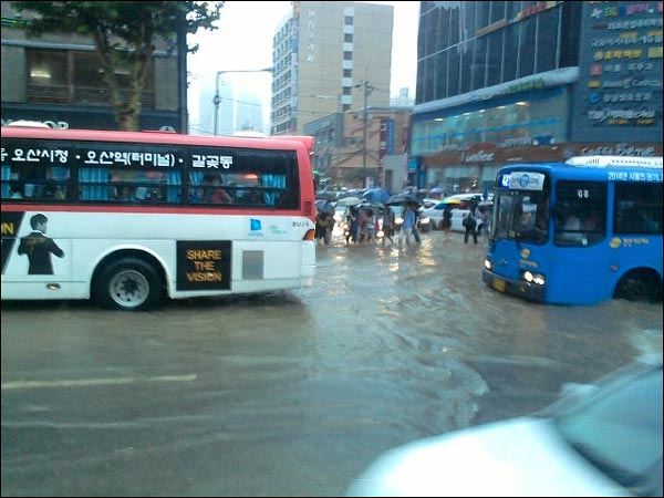 8시 45분 현재 서울에 많은 비가 내려 강남역 주변도로가 물에 잠겨 차들이 오도가도 하지 못하는상황입니다 도로 가운데 고장으로  멈춰선 차들과 하수구에서 물이 거꾸로 뿜어져 나오는 등 많이 혼잡한 상황입니다 시민들은 발목까지 잠긴 물을 헤치고 길을 지나고 있습니다. (엄지뉴스 전송: 5429님)