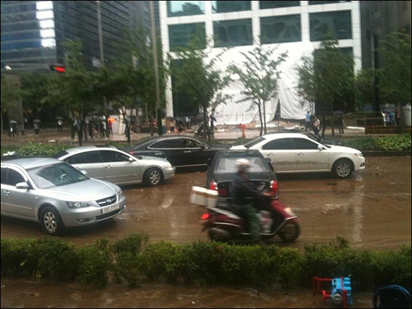 강남역 인근 도로에 침수돼 버려진 차량(엄지뉴스 전송: 5429님)