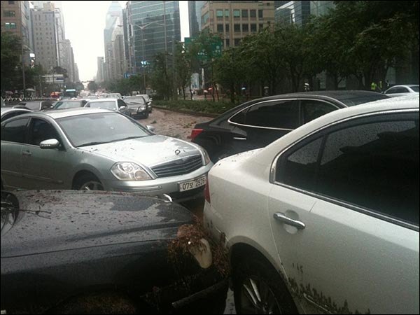 강남역 인근 도로에 침수돼 버려진 차량(엄지뉴스 전송: 5429님)