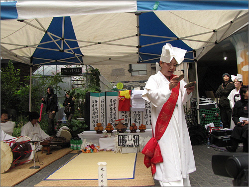 2009년 11월 4일, 침묵아사 주최로 중요무형문화재 72호 진도씻김굿 보존회가 진행하는 고 장자연씨의 추모굿기 인사동 쌈지길 마당에서 열렸다. 
