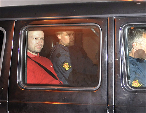노르웨이 테러 용의자 브레이비크가 25일(현지 시각) 오슬로의 법원을 떠나고 있다.