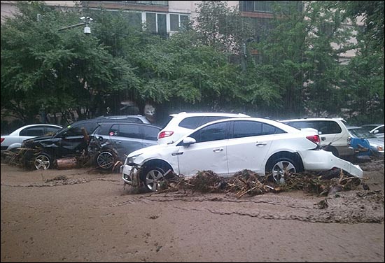 폭우로 서울 방배도의 한 아파트에 차량들이 파손돼 있다. (엄지뉴스 전송 : 8218님)