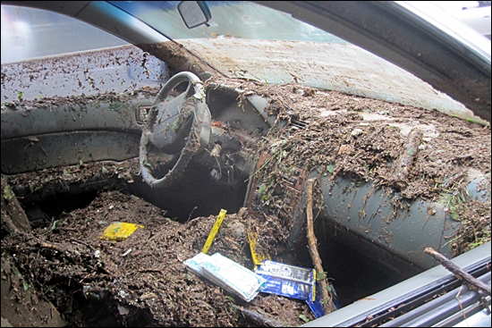우면산 산사태로 침수된 차량 내부. 서울 서초구 형촌동 인근에 세워져 있다.