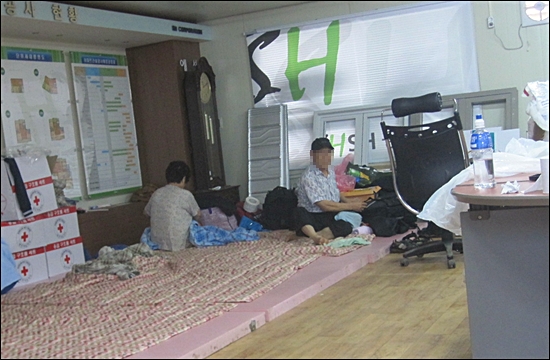 수해를 입은 형촌마을 주민들이 인근 아파트 공사장 현장사무소를 임시 대피소로 쓰고 있다.