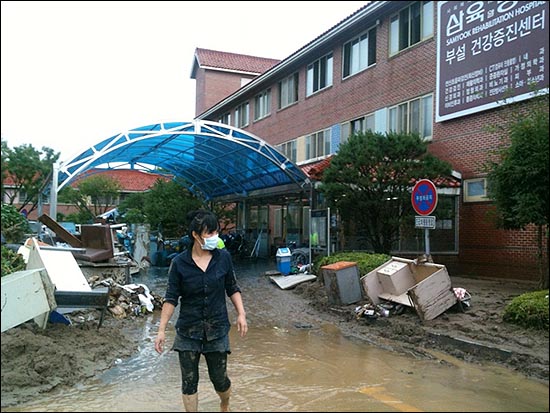 28일 낮 경기도 광주시 삼육병원 앞, 하루 전 쏟아진 폭우로 물에 잠겼다. (엄지뉴스 전송 : 2550님) 