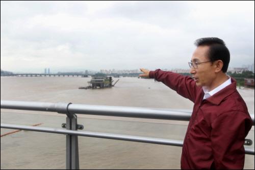 이명박 대통령이 28일 서울 동작대교에서 500mm가 넘는 집중호우로 둔치까지 물이 차올라 홍수 위기를 맞고 있는 한강의 안전을 점검하고 있다. 그는 "지금처럼 비가 오면 어떤 도시도 견딜 수 없을 것"이라고 말했다. 
