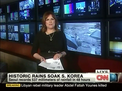 한국 시간으로 오전 6시부터 30분간 진행되는 CNN <Backstory>의 임시 진행자 플로라 스위니 앵커가 한국의 호우현장을 전달하고 있다.