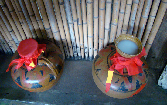 와족 가옥에서 팔던 막걸리-2011.7.17 윈난 소수민족 민속촌에서