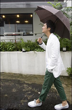  개봉을 앞둔 영화<활>의 배우 박해일이 28일 오후 서울 삼청동에서 오마이뉴스와 만났다. 박해일이 사진촬영을 위해 우산을 쓰고 포즈를 취했다.