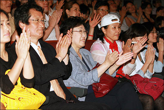 29일 저녁 서울 중구 정동 이화여고 100주년기념관에서 열린 '문재인의 운명' 북콘서트에 참석한 한명숙 전 국무총리와 문성근 국민의명령 대표가 박수치고 있다.