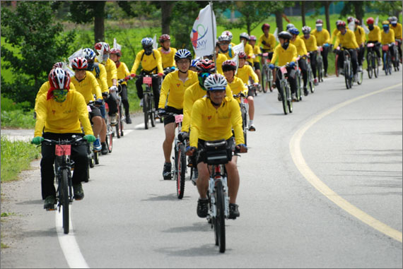 한국YMCA 자전거 국토순례에는 120여명의 청소년들과 20여명의 성인들이 함께 참여하고 있습니다.