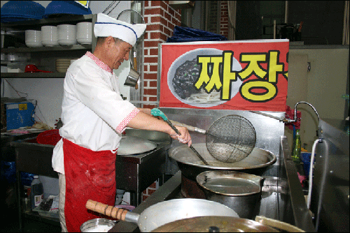 중화요리 음식점을 운영하는 주인장(55.천세두)은 음식 요리경력 30년이다.
