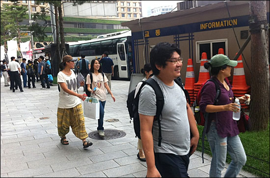 30일 오전 서울광장 인근에서 3차 희망버스 탑승자들이 버스로 향하고 있다. (엄지뉴스 전송 : 3065님)