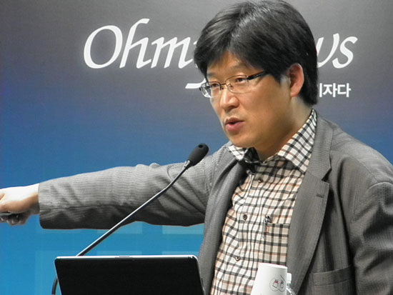 '스마트워크와 노동 환경의 변화'에 대해 발표하고 있는 박지순 교수