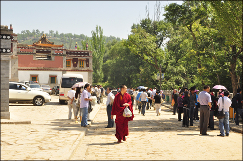 승복을 입고 있는 승려(라마)의 모습. 티베트 불교의 승려들은 일반인과 특별히 거리를 두지 않고 자연스럽게 어우러져 살아간다.