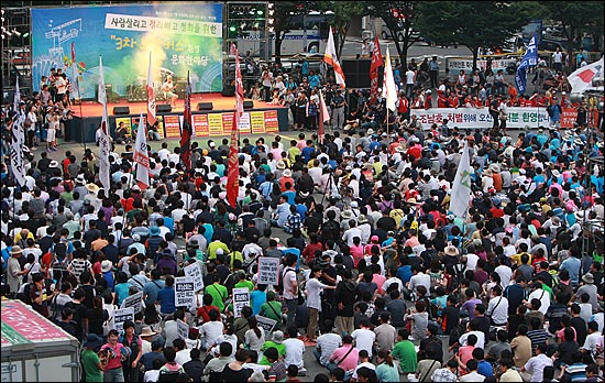 30일 오후 부산역 광장에서 열린 '사람 살리고, 한진중공업 정리해고 철회를 위한 3차 희망버스 환영문화한마당'에서 수많은 희망버스 참가자들이 한진중공업 정리해고 철회 등을 요구하고 있다.