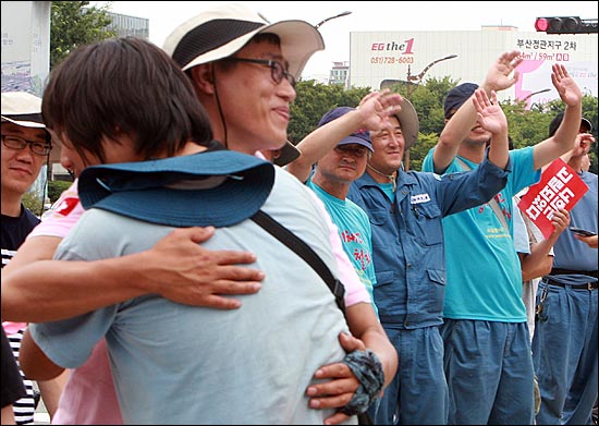 '3차 희망버스' 참가자들이 31일 오후 부산 연제구 부산지방경찰청 앞에서 1박 2일 일정을 마무리한 뒤 환송 나온 한진중공업 노조 조합원들과 서로 인사를 나누며 격려하고 있다.