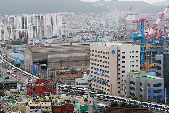  경찰이 '3차 희망버스' 야간행진과 도로점거를 불허한 가운데, 7월 31일 오전 부산 영도구 한진중공업 영도조선소 주변에 희망버스 참가자들의 접근을 막기 위해 수많은 경찰버스가 에워싸고 있다.
