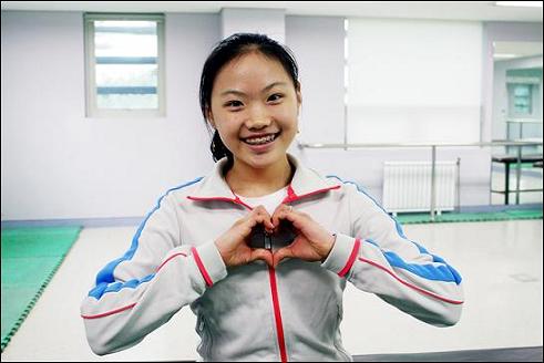  대한민국 피겨 챔피언 김해진(14) 선수, 밝은 모습으로 인터뷰에 응하고 있다