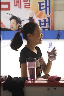  물을 마시고 있는 김해진 선수, 힘든 연습 중에도 환하게 웃고 있다