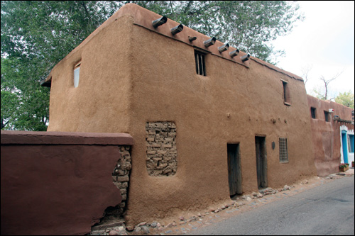 미국 서부에서 지어진 지 가장 오래됐다는 어도비 양식의 건물. 옛날 우리 나라 초가집을 지을 때와 비슷하게 흙과 짚을 혼합해 만든 흑벽돌로 만들어진 게 특징이다. 