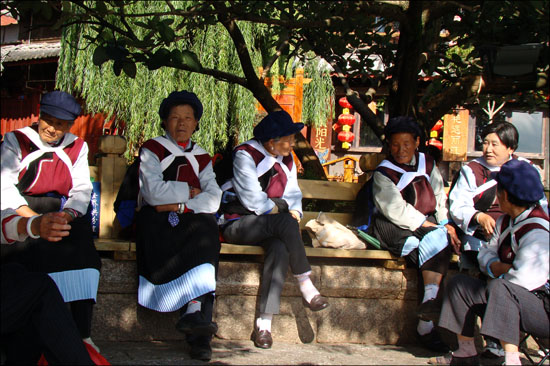 나시족 전통의상을 입은 리장 고성 광장의 할머니들-2011.7.19 리장(여강) 고성에서