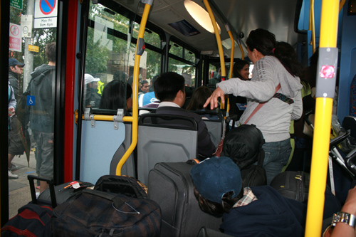 역에서 버스로 갈아탄 수많은 사람들로 혼잡하다.
