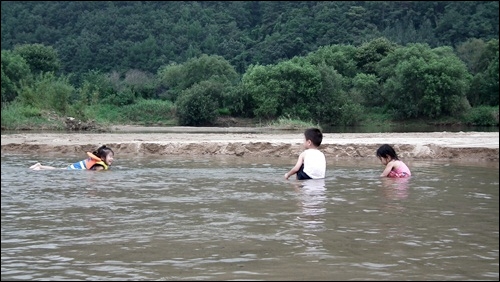 회천에서 아이들은 맘놓고 물놀이를 합니다. 우리는 이런 강을 원합니다. 4대강 사업으로 깊이가 평균 10미터가 넘는 위험한 강이 되어버린 낙동강. 이런 강으로 다시 되돌려야 합니다. 
