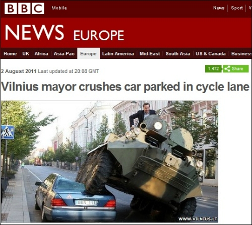 리투아니아 수도 빌뉴스의 주오카스 시장이 탱크를 타고 불법주차 차량을 깔아뭉개고 있다. 
