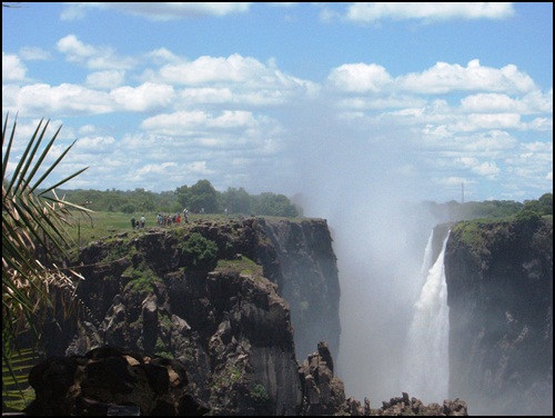 잠비아쪽 폭포의 위에서, 짐바브웨 쪽의 폭포를 바라본 모습.