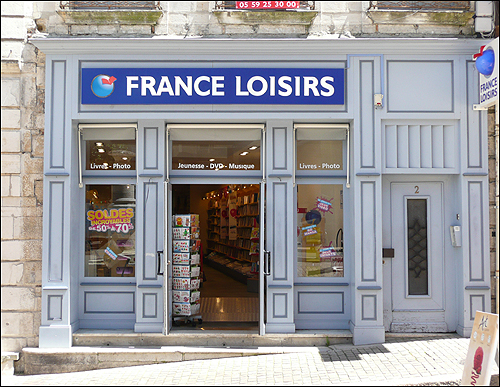 통신 판매를 위주로 하는 프랑스 로와지르(France Loisirs,. 프랑스 여가라는 뜻). 자체 판매망도 갖고 있다.