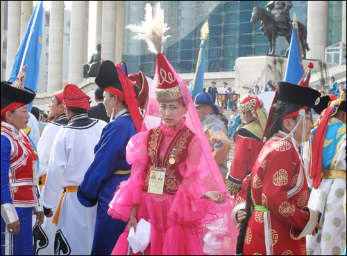 축제  국제 학술회가 끝나고 몽골 수흐바타르 광장에서 열린 18부족 축제를 구경했다.