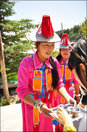 관광지의 식당에 들어서며 위구족 전통 방식대로 환영을 받았다.