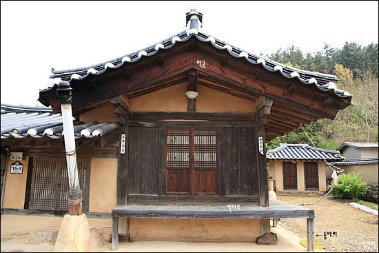 사곡댁(경북 문화재자료 제425호)의 지붕 박공과 쪽마루

