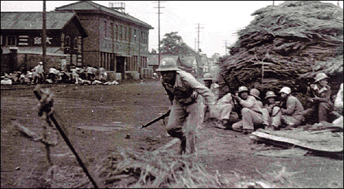 1946년 10월 2일, 대구 태평로 삼국상회(현재 SK주유소) 부근에서 경찰이 진압을 벌이고 있다. 