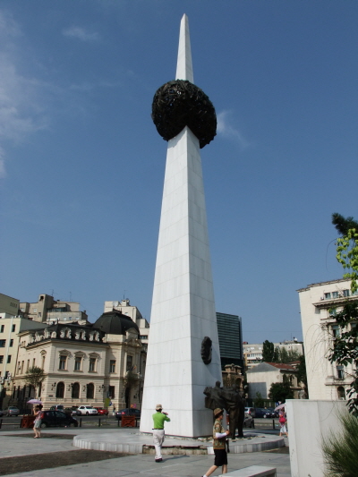 혁명광장에 있는 재탄생 기념비