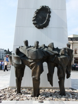 재탄생 기념비 앞의 철제조형물