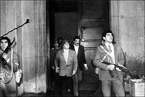 쿠데타군에 맞서 모네다 궁에서 소총을 들고 싸우고 있는 아옌데 대통령(가운데 안경쓴 이)