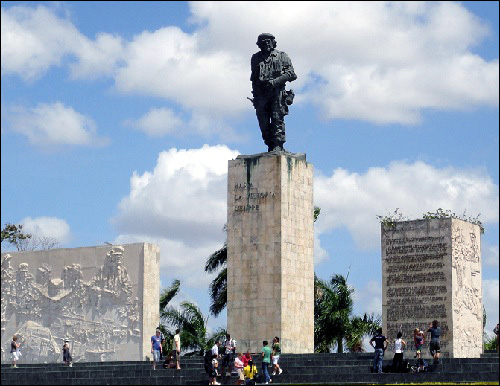 쿠바 산타클라라에 있는 체 게바라 기념관 위의 동상 