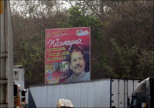 니카라과에서 온두라스로 가는 국경에 있는 오르테가 사진 간판
