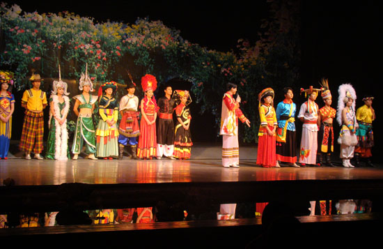 윈난의 여러 소수민족들의 의상과 화려한 춤을 한꺼번에 볼 수 있는 리수진사 공연이 끝나고.-2011.7.18 리장(여강) 고성에서