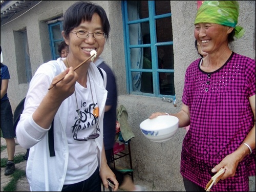 아이들이 짜낸 우유를 몽골인 농촌 가정 주인 아주머니가 우유 두부(치즈)를 만들어 나누어 주셨다. 표정에서 그 맛이 느껴진다. 