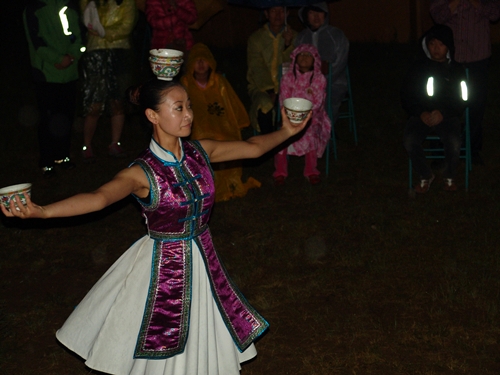  현지 몽골민속공연단의 춤과 노래가 밤늦게까지 이어졌다. 아쉽게도 계속되는 비때문에 서둘러 마칠수 밖에 없었다. 