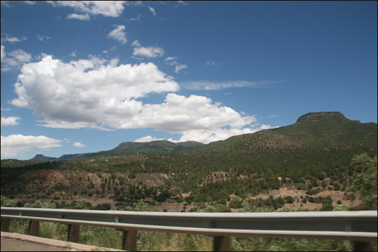 주변 평지는 온통 사막이라도 로키의 고산지대에는 나무가 무성하다. 뉴멕시코 주와 콜로라도 주 근처의 로키 산맥. 로키 산맥과 평행을 이루며 달리는 25번 주간 고속도로는 풍광이 가장 뛰어난 고속도로 가운데 하나이다. 