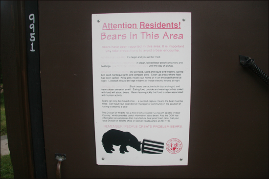 우리가 하룻밤을 보낸 원시야영장의 푸세식 화장실 앞에 붙은 곰 주의 표지판. 로키 산맥과 그 서쪽 지역에서 야영할 때는 곰의 습격에 주의를 기울여야 한다. 
