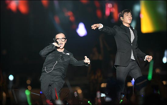  싸이의 썸머스탠드 '흠뻑쇼'가 6일 오후 서울 잠실 종합경기장 보조경기장에서 열렸다. 지디앤탑(GD&TOP)이 게스트로  나와 열광적인 무대를 꾸몄다.