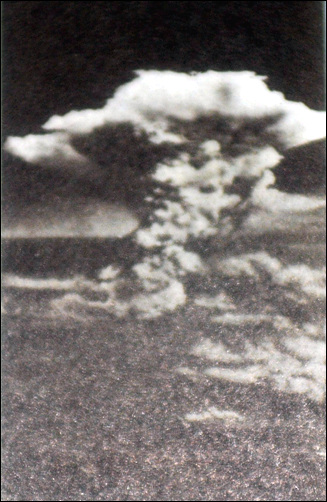 원폭 이후 히로시마 상공에 솟은 불기둥(사진은 양혜윤 저 '한 권으로 읽는 일본사'에서 발췌)